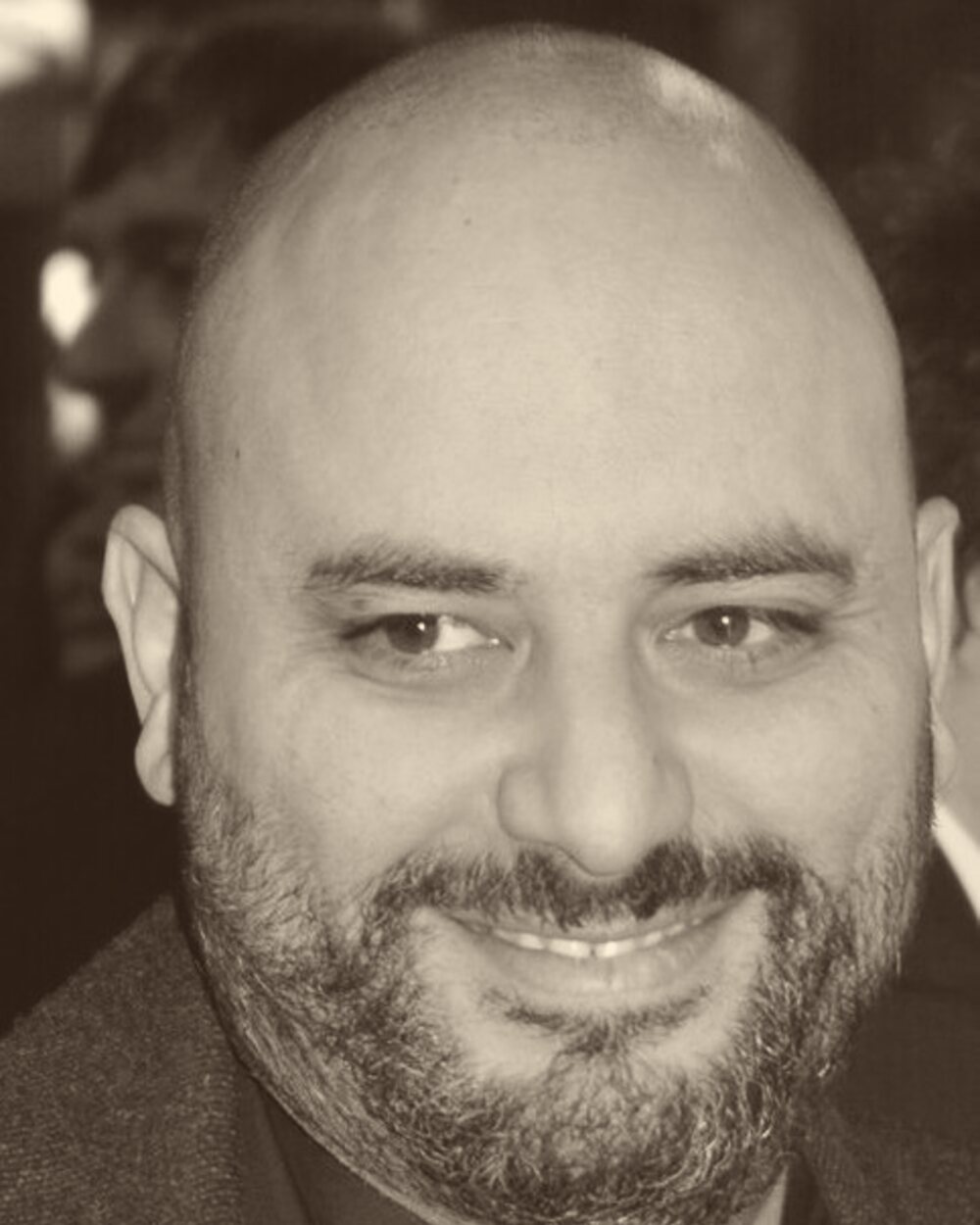 Portrait du fondateur, traité en duotone brun et crème